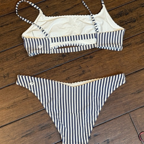 Lululemon Seersucker Triangle Swim Top and bottom*A/B Cup both size 10 - Picture 2 of 9